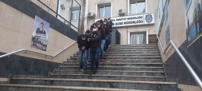 Oyuncak Silahla Soygun Girişiminde Bulunan Çarşaflı Şahıslar Yakalandı
