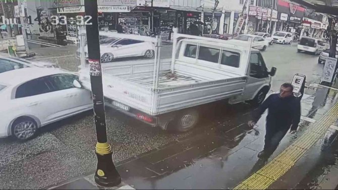 Otomobil İle Hafif Ticari Aracın Çarpıştığı Kazada 2 Kişi Yaralandı
