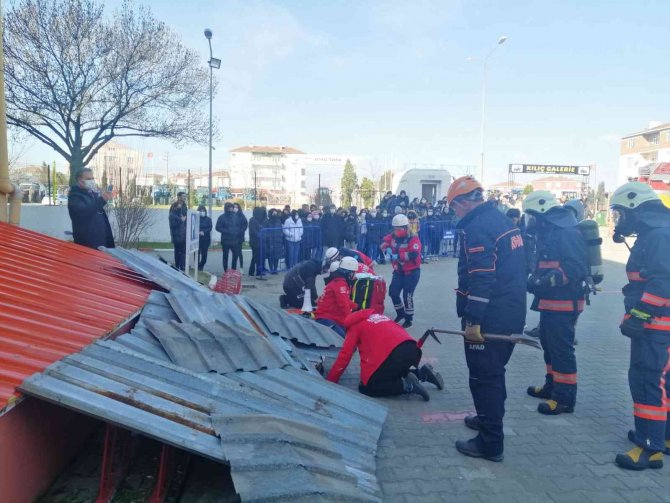 Deprem Tahliyesi Ve Yangın Söndürme Tatbikatı Gerçeği Aratmadı