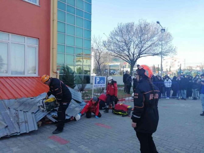 Deprem Tahliyesi Ve Yangın Söndürme Tatbikatı Gerçeği Aratmadı