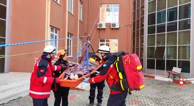Deprem Tahliyesi Ve Yangın Söndürme Tatbikatı Gerçeği Aratmadı