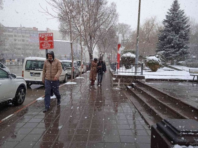 Afyonkarahisar’da Yoğun Kar Yağışı Etkili Oldu