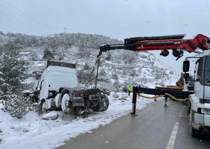 Karlı Yolda Kontrolden Çıkan Tır Ormanlık Alana Devrildi