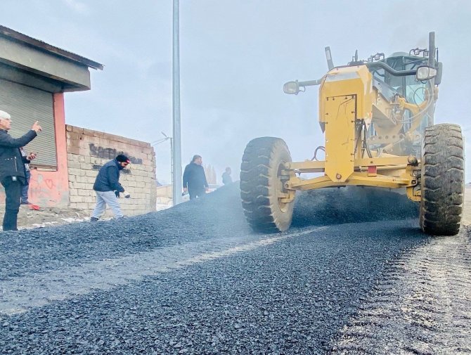 Ağrı’da Bozulan Yollar Onarılıyor