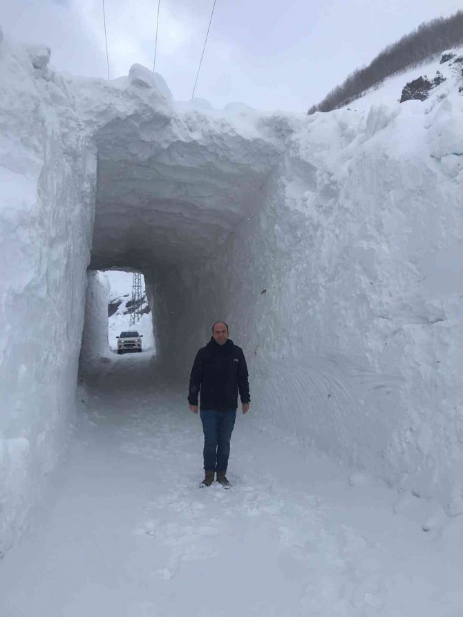 Yolu Kapanan Köye, Kardan Tünelle Ulaşım Sağlanıyor