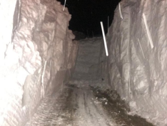 Yolu Kapanan Köye, Kardan Tünelle Ulaşım Sağlanıyor