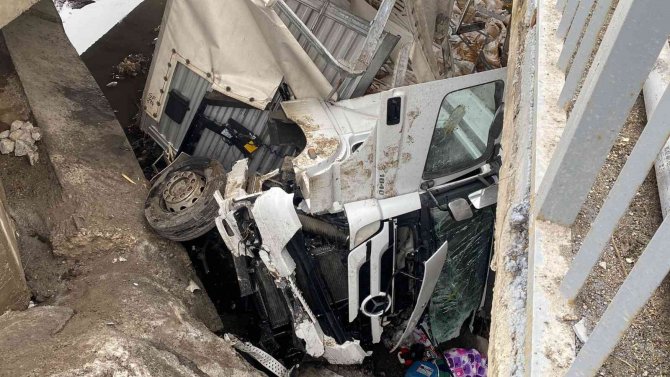 Ağrı’da İki Köprü Arasına Düşen Tırın Şoförü Ölümden Döndü