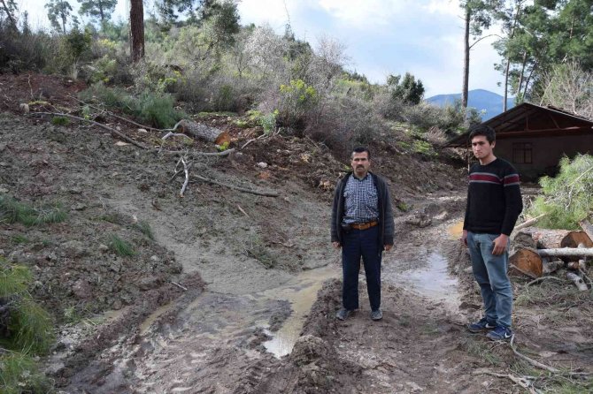 Heyelan Oturdukları Evi Tehdit Ediyor