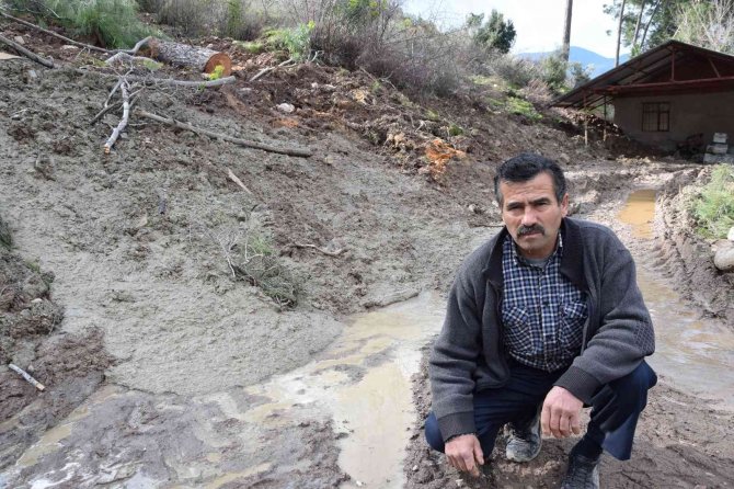 Heyelan Oturdukları Evi Tehdit Ediyor