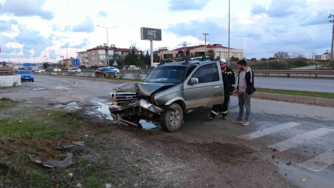 Aracın Kontrolünü Kaybeden Epilepsi Hastası Elektrik Direğine Çarparak Durabildi