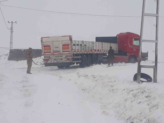 Ardahan’da Kar Yeniden Etkisini Arttırdı: 56 Köy Yolu Ulaşıma Kapandı