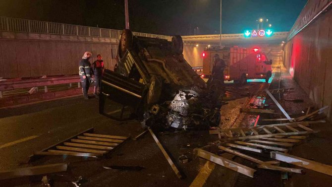 Yoldan Çıkan Ticari Araç Alt Geçide Düştü: 4 Yaralı