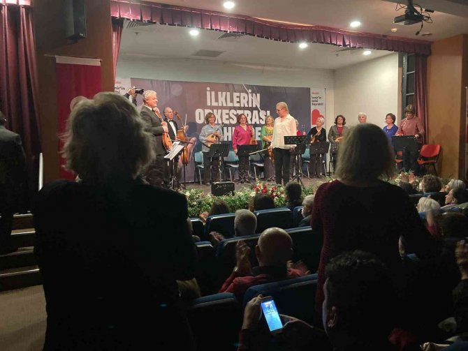 İ̇zmir’de Bayraklı Belediyesi Mandolin Orkestrası İlk Kez Sahne Aldı