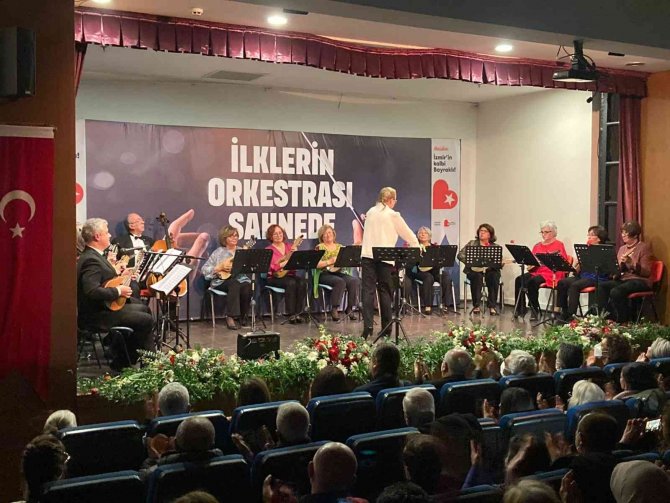 İ̇zmir’de Bayraklı Belediyesi Mandolin Orkestrası İlk Kez Sahne Aldı