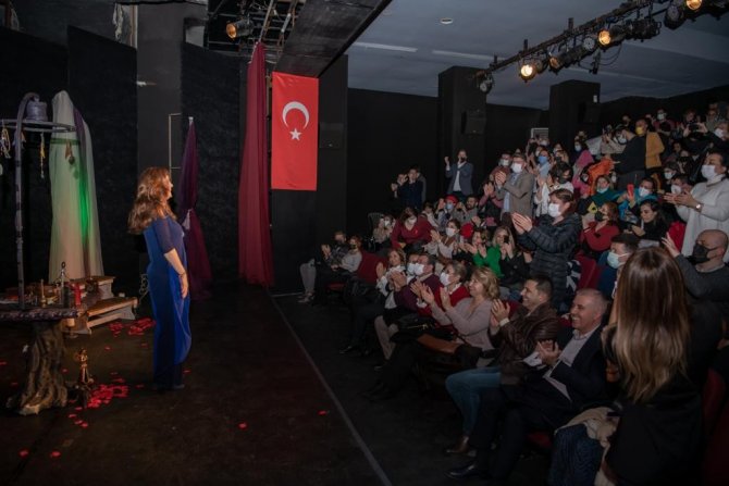 Berna Laçin Kuşadası’nda Kadınlar İ̇çin Sahne Aldı