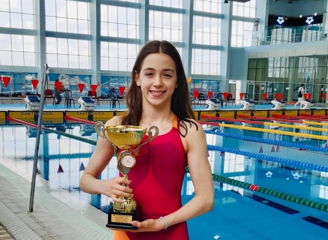 Minik Yüzücü Işık, Altın Madalyanın Sahibi Oldu