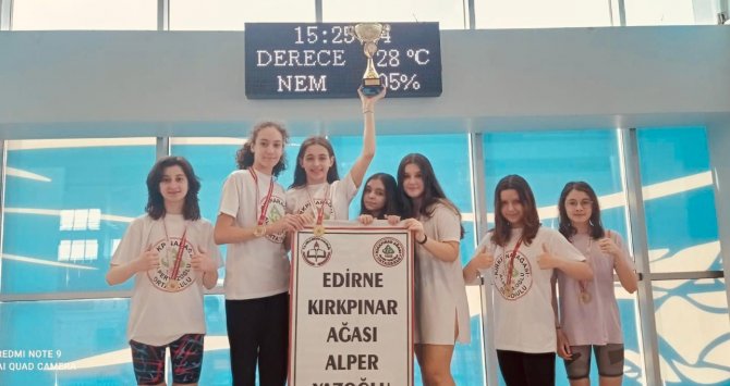 Minik Yüzücü Işık, Altın Madalyanın Sahibi Oldu