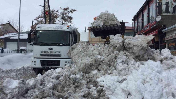 Karlıova’da Belediye Ekipleri Kar Temizliğine Devam Ediyor