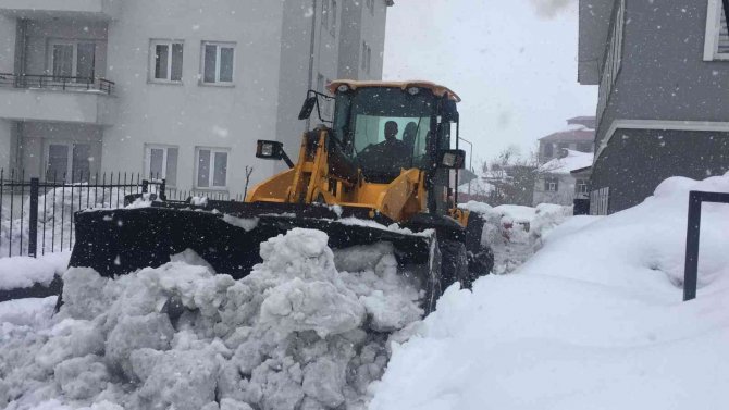 Karlıova’da Belediye Ekipleri Kar Temizliğine Devam Ediyor