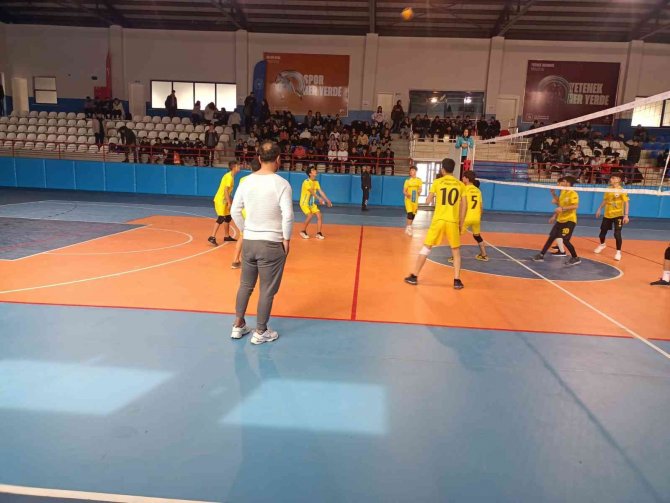 Tatvan’da Okullar Arası Voleybol Turnuvası