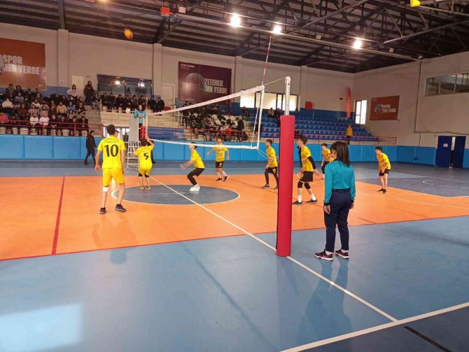 Tatvan’da Okullar Arası Voleybol Turnuvası