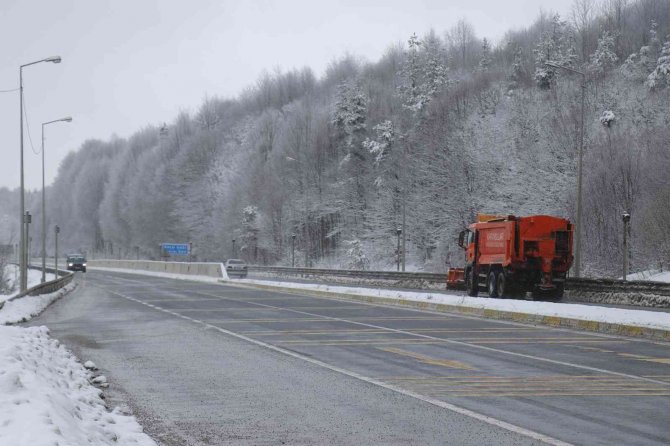 Bolu Dağı’nda Kar Yağışı Devam Ediyor