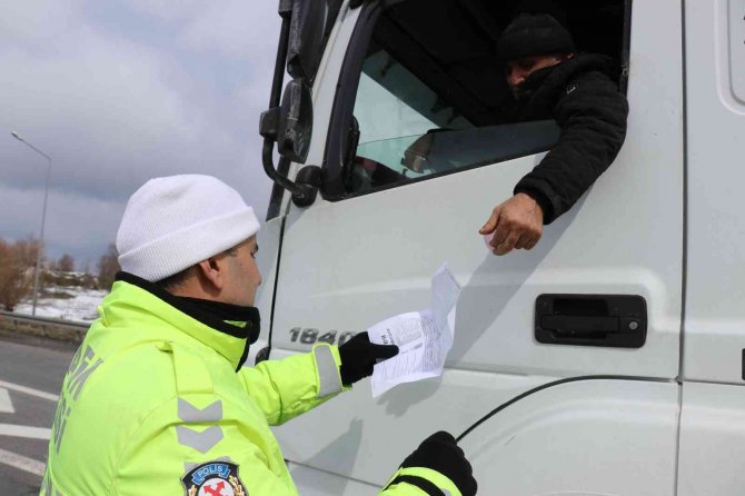 Bolu’da Tır Ve Kamyonların İ̇stanbul’a Gidişine İzin Verilmiyor