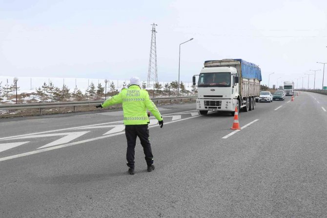 Bolu’da Tır Ve Kamyonların İ̇stanbul’a Gidişine İzin Verilmiyor