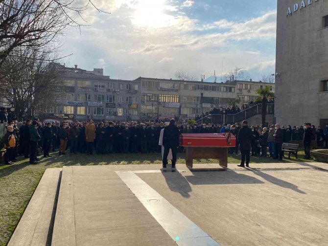 Bursa’da Parkta Ölü Bulunan Kadın Hakim İçin Bursa Adliyesinde Tören Düzenlendi