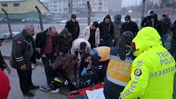 Yaralıyı Kar Yağışından Kartonla Korudular