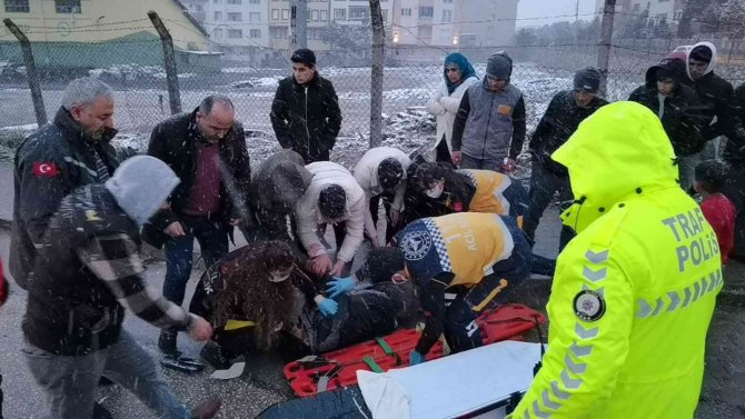 Yaralıyı Kar Yağışından Kartonla Korudular