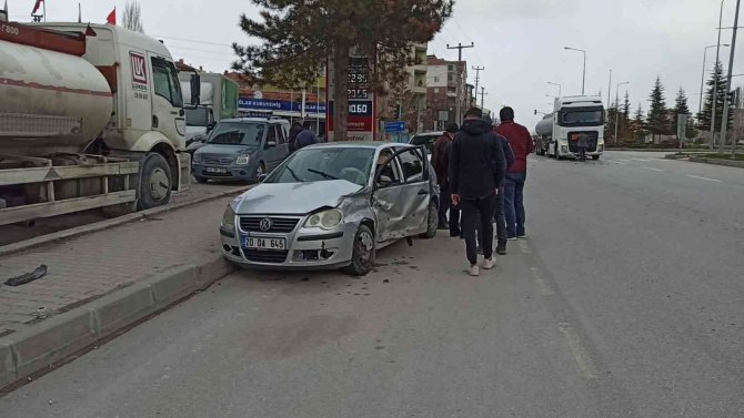Tanker İle Otomobil Kavşakta Çarpıştı: 1 Yaralı