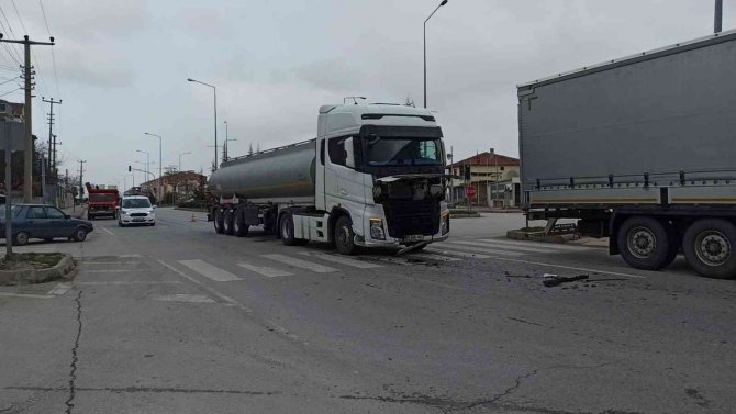 Tanker İle Otomobil Kavşakta Çarpıştı: 1 Yaralı