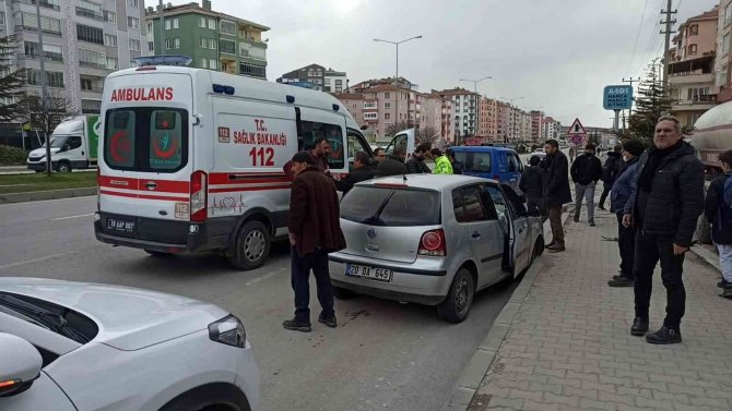 Tanker İle Otomobil Kavşakta Çarpıştı: 1 Yaralı