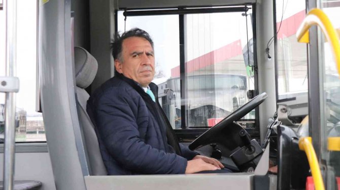 Bayılan Yolcuyu Güzergahı Değiştirerek Hastaneye Yetiştirdi