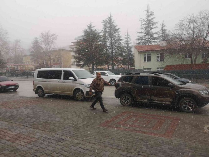 Bahar Ayında Kar Yüzünü Göstermeye Devam Ediyor