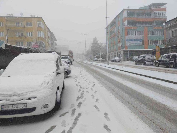 Bahar Ayında Kar Yüzünü Göstermeye Devam Ediyor
