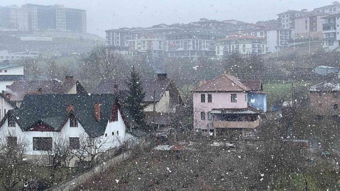 Düzce’de Aralıklarla Kar Yağışı Etkili Oluyor
