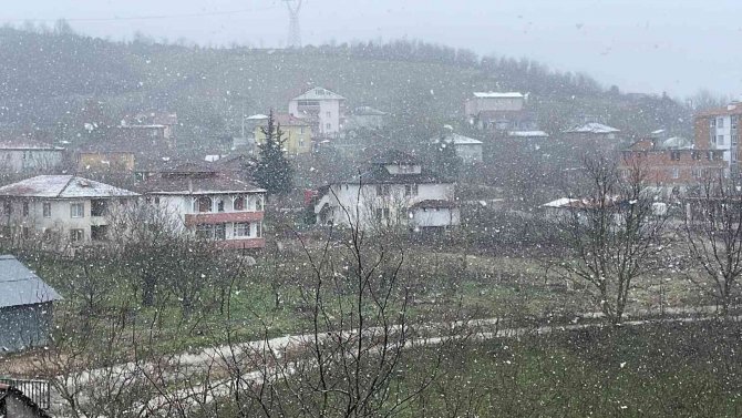 Düzce’de Aralıklarla Kar Yağışı Etkili Oluyor