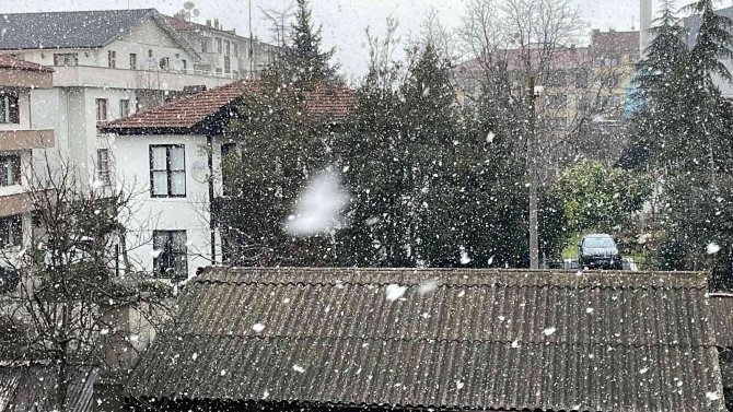 Düzce’de Aralıklarla Kar Yağışı Etkili Oluyor