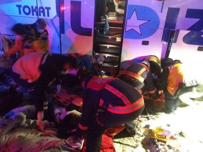 Sivas-malatya Sınırında Otobüs Kazası: 20 Yaralı