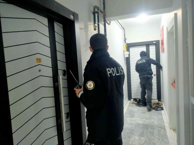 Polis Kapı Kapı Dolaşıp Uyandırdı, Dumanların Sardığı Binada Yaşayanlar Tahliye Edildi