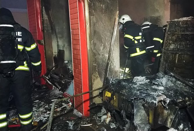 Polis Kapı Kapı Dolaşıp Uyandırdı, Dumanların Sardığı Binada Yaşayanlar Tahliye Edildi