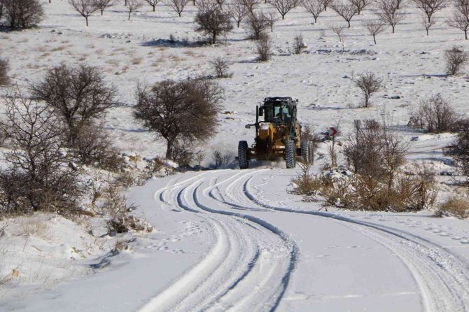 Elazığ’da Kapalı Köy Yollarının Ulaşıma Açılması İçin Çalışmalar Sürüyor