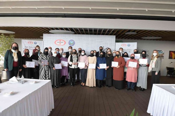 Erdemir, Elpek Bezi Eğitimini Tamamlayan Kadınlara Sertifikalarını Dağıttı