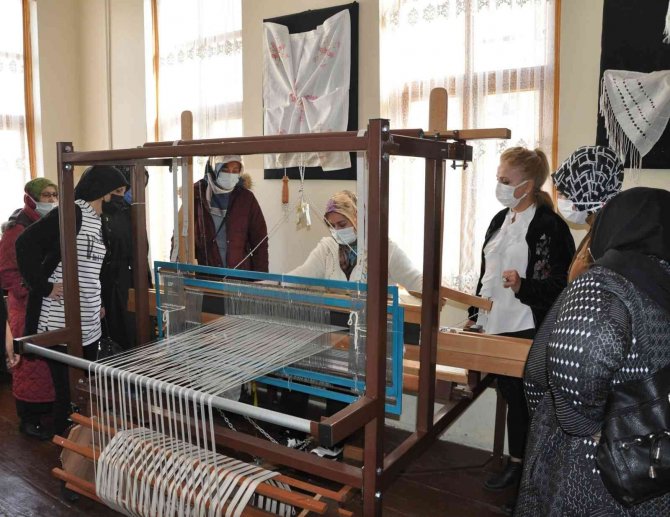 Erdemir, Elpek Bezi Eğitimini Tamamlayan Kadınlara Sertifikalarını Dağıttı