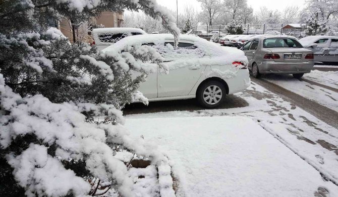 Erzincan Güne Kar Yağışıyla Uyandı