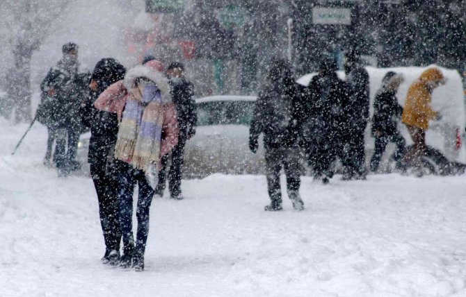Erzincan Güne Kar Yağışıyla Uyandı