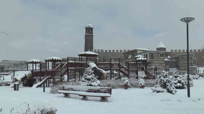 Erzurum’da Kış Geri Geldi