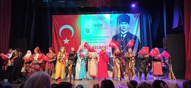 Eskişehir Anadolu Bacıları, ’Geçmişten Günümüze Kahraman Türk Kadınları’ Defile Programına Katıldı